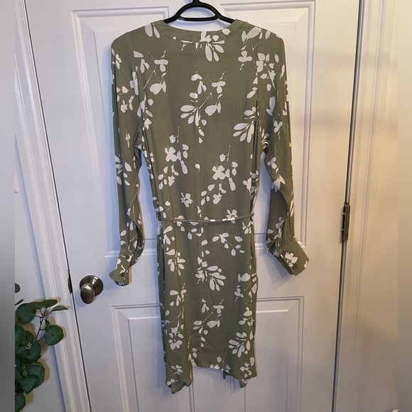 Ricki's Green Sheath Dress with Cuffed Long Sleeves and V-Neck - Picture 4 of 7